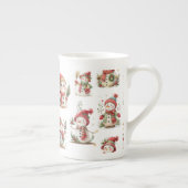 Cute snowmen with wooly hats ボーンチャイナマグカップ (右)