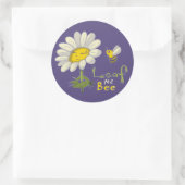  Cute Spring Scene with Daisy Flower and Bee ラウンドシール (バッグ)