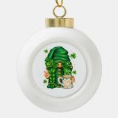 Cute St Patricks Day Gnome Drinking Coffee セラミックボールオーナメント (正面)