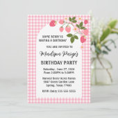 Cute Strawberry Pink Gingham Girls Birthday  招待状 (スタンド正面)