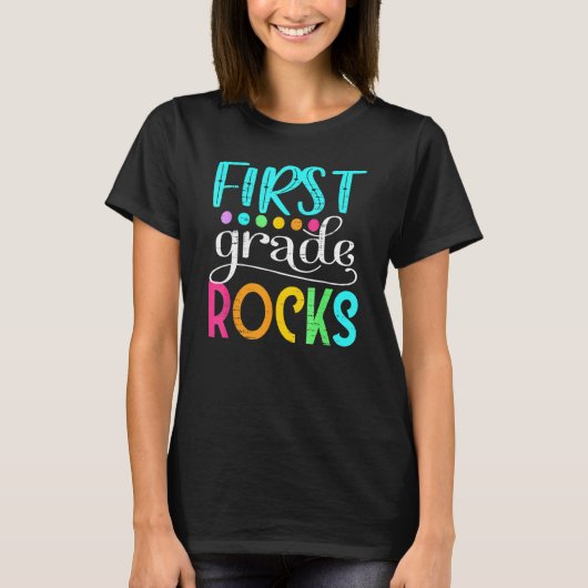 Cute Team First Grade Hello 1st Grade Rocks Back T Tシャツ (正面)