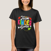 Cute Team Kindergarten Happy Back To School Teache Tシャツ (正面)