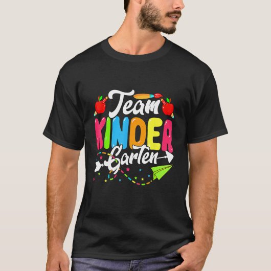 Cute Team Kindergarten Happy Back To School Teache Tシャツ (正面)