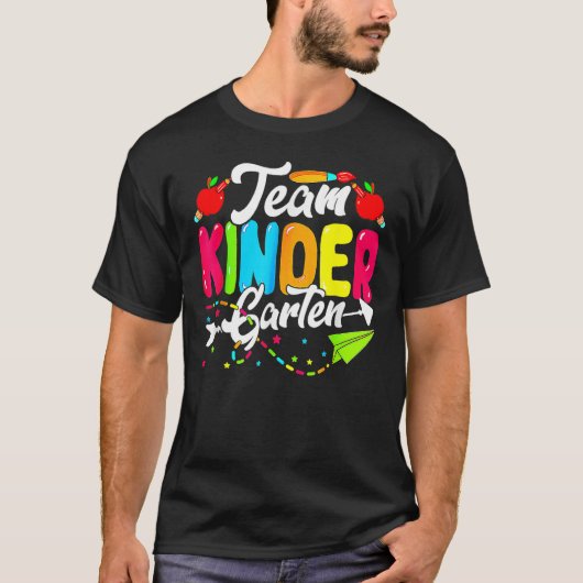 Cute Team Kindergarten Happy Back To School Teache Tシャツ (正面)