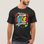 Cute Team Kindergarten Happy Back To School Teache Tシャツ (正面)