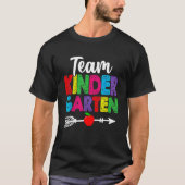 Cute Team Kindergarten Teacher Students Funny Back Tシャツ (正面)