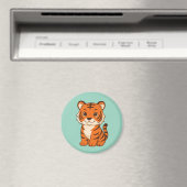 Cute Tiger Cub on Green マグネット (インサイチュ (食洗機))