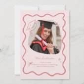 Cute Trendy Pink Wavy Border Graduation Invitation 案内状 (裏面)