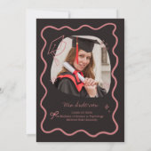 Cute Trendy Pink Wavy Border Graduation Invitation 案内状 (裏面)