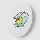 Cute Turtle "Time Waits For No One" Motivati ラージ壁時計 (傾斜)