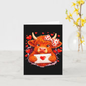 Cute Valentine Highland Cow With Heart Bow Western カード (黄色い花)