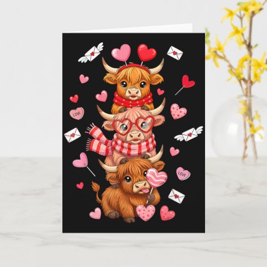 Cute Western Valentine Highland Cows With Hearts  カード (黄色い花)