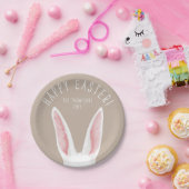 Cute White Bunny Ears On Beige Happy Easter ペーパープレート (パーティー)