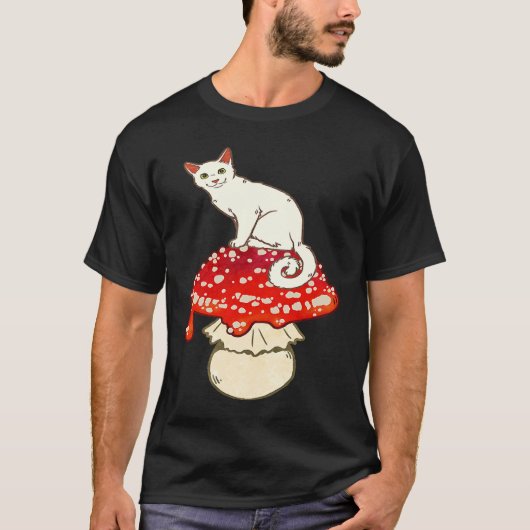 Cute White Cat Sitting on Red Spotted Mushroom Tシャツ (正面)
