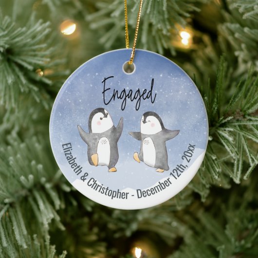 Cute Winter Penguins Monogrammed Engaged セラミックオーナメント (ツリー)