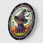 Cute Witchy Highland Cow  ラージ壁時計 (傾斜)