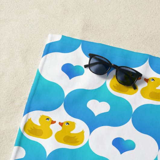 Cute Yellow Duck and Hearts Pattern Personalized ビーチタオル (インサイチュ)