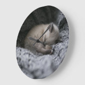 Cutest Baby Animals | Tiny Kitten Sleeping ラージ壁時計 (傾斜)