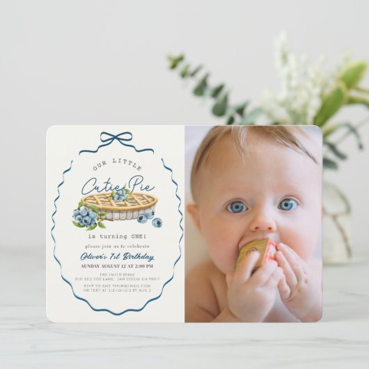 Cutie Pie Blueberry Blue Bow Photo 1st Birthday 招待状 (スタンド正面)