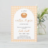  Cutie Pie Pumpkin Fall Gingham Baby Shower 招待状 (スタンド正面)