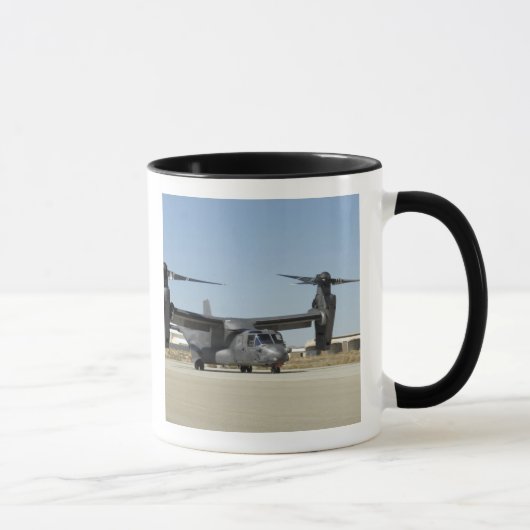 CV-22オスプレイが離陸の準備をする マグカップ (右)