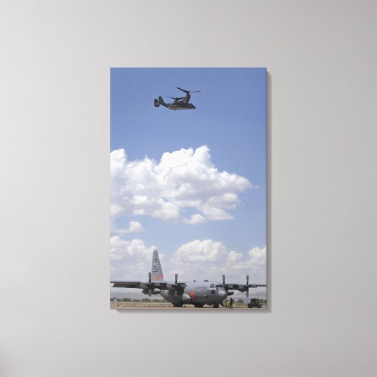 CV-22オスプレイはC-130ヘラクレスの上空を飛行する キャンバスプリント (正面)