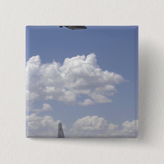 CV-22オスプレイはC-130ヘラクレスの上空を飛行する 缶バッジ (正面)