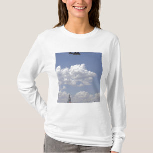 CV-22ミサゴはa.c. - 130ヘラクレスに飛びます Tシャツ