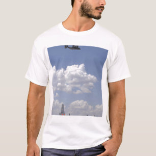 CV-22ミサゴはa.c. - 130ヘラクレスに飛びます Tシャツ