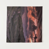 Dの間に曇った空の下の灰色と黒の山々 タペストリー (正面(横))