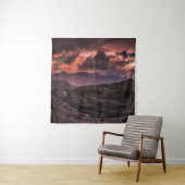 Dの間に曇った空の下の灰色と黒の山々 タペストリー (インサイチュ)