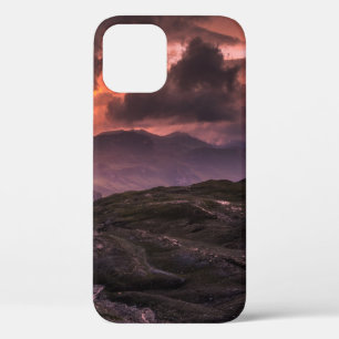 D期の曇り空の下の灰色と黒の山 iPhone 12ケース