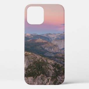 D期の曇り空の下の緑と茶色の山 iPhone 12ケース