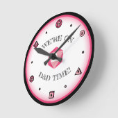 D&Dタイム中 – ピンク ラウンド壁時計 (傾斜)