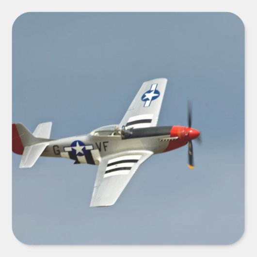 D-DayマーキングのP-51Dマスタング戦闘機が飛行中 スクエアシール (正面)