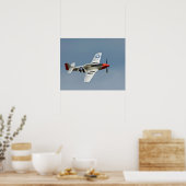 D-DayマーキングのP-51Dマスタング戦闘機が飛行中 ポスター (キッチン)