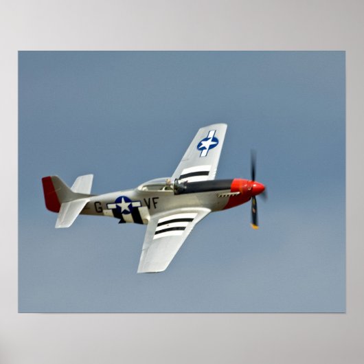 D-DayマーキングのP-51Dマスタング戦闘機が飛行中 ポスター (正面)