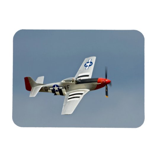 D-DayマーキングのP-51Dマスタング戦闘機が飛行中 マグネット (横)