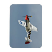 D-DayマーキングのP-51Dマスタング戦闘機が飛行中 マグネット (縦)