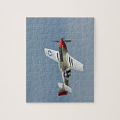 D-DayマーキングのP-51Dマスタング戦闘機が飛行 ジグソーパズル (縦)