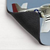 D-DayマーキングのP-51Dマスタング戦闘機が飛行 マウスパッド (コーナー)