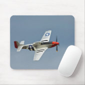 D-DayマーキングのP-51Dマスタング戦闘機が飛行 マウスパッド (マウス)