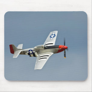 D-DayマーキングのP-51Dマスタング戦闘機が飛行 マウスパッド