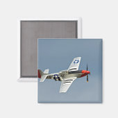 D-DayマーキングのP-51Dマスタング戦闘機が飛行 マグネット (正面/裏面)