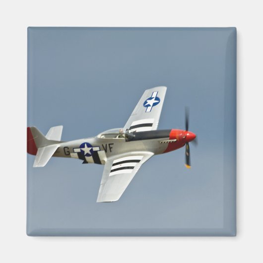 D-DayマーキングのP-51Dマスタング戦闘機が飛行 マグネット (正面)