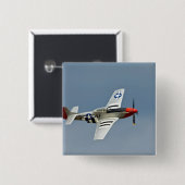 D-DayマーキングのP-51Dマスタング戦闘機が飛行 缶バッジ (正面&裏面)