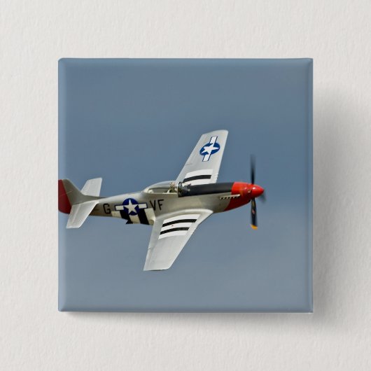 D-DayマーキングのP-51Dマスタング戦闘機が飛行 缶バッジ (正面)