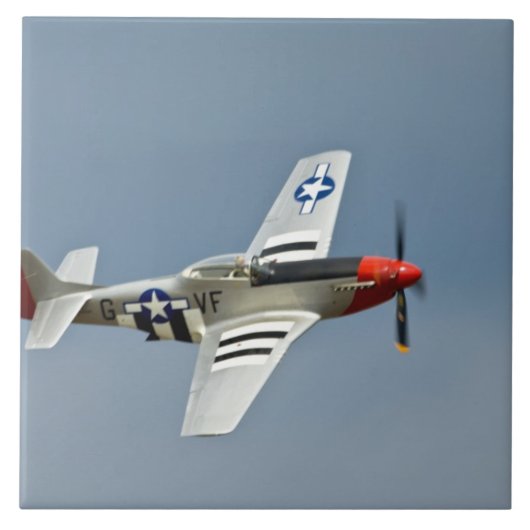 D-DayマーキングのP-51Dマスタング戦闘機 タイル (正面)
