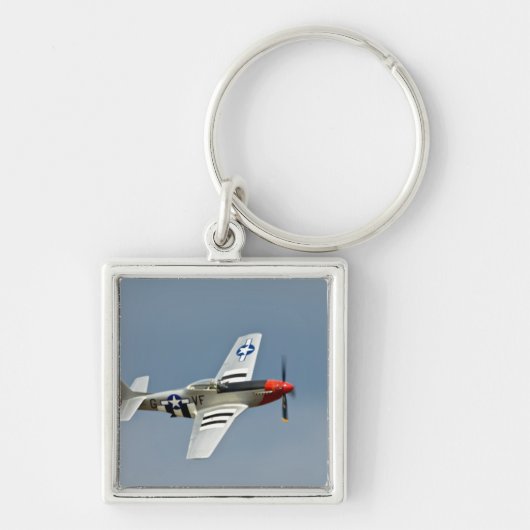 D-DayマーキングのP-51D マスタング戦闘機が飛行 キーホルダー (正面)