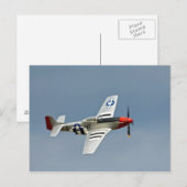 D-DayマーキングのP-51D マスタング戦闘機が飛行 ポストカード (正面/裏面)